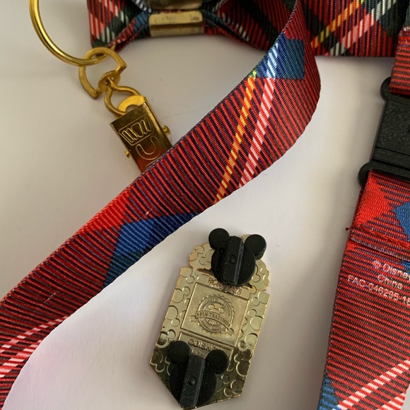 Disney VIP Tours - VIP lanyard medal - Picture 15 of 15